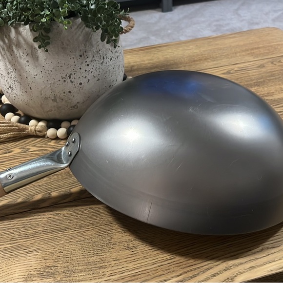 Crucible Cookware 14” Cast Iron Wok - Picture 4 of 4